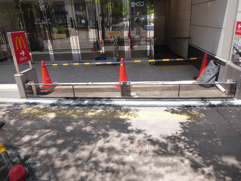 0-金沢駅百番街東口に防水板納入