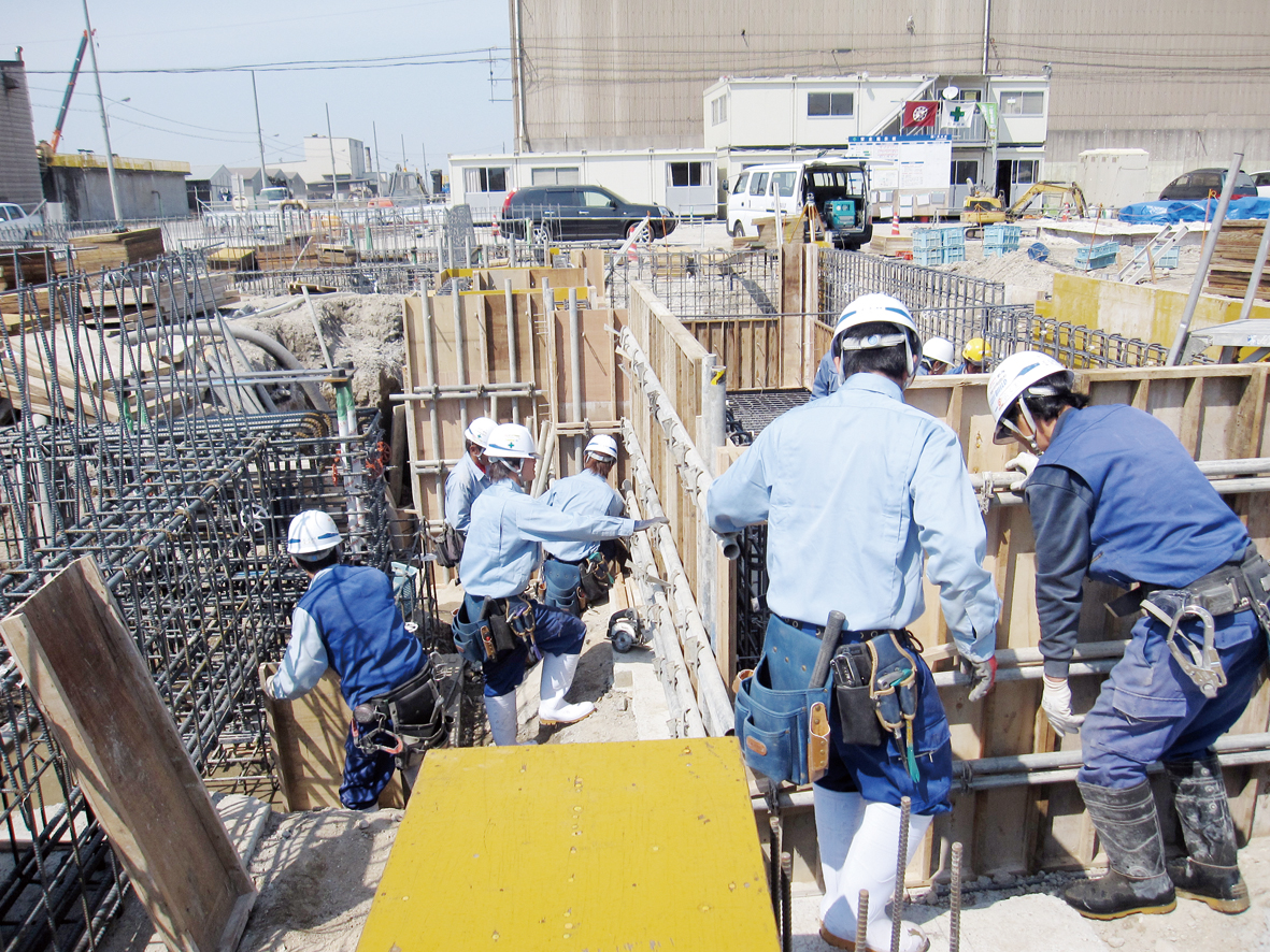 4-建設現場にて型枠建て込み　その２