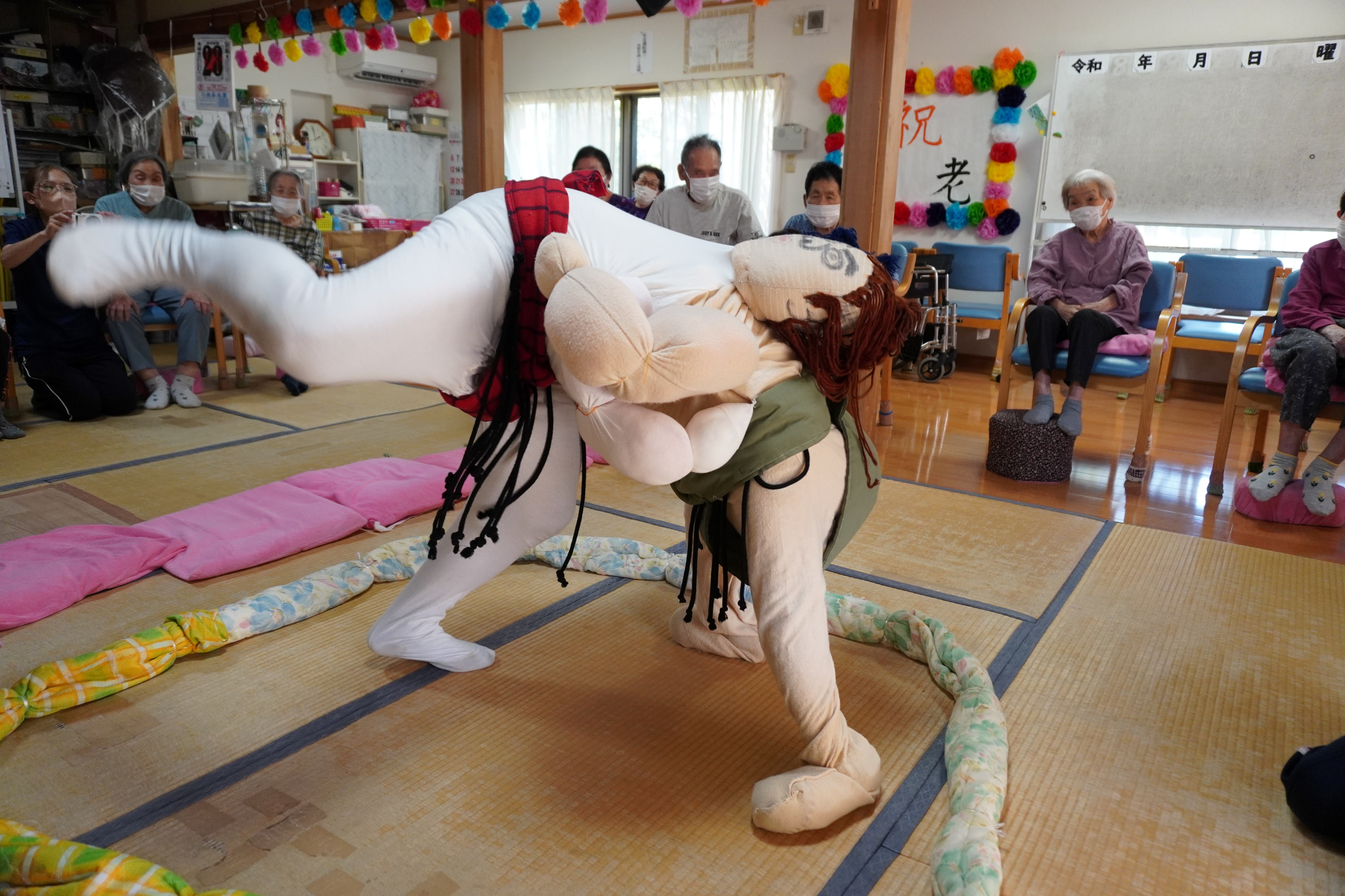 3-敬老行事で大いに盛り上がる（ひとり相撲の様子）