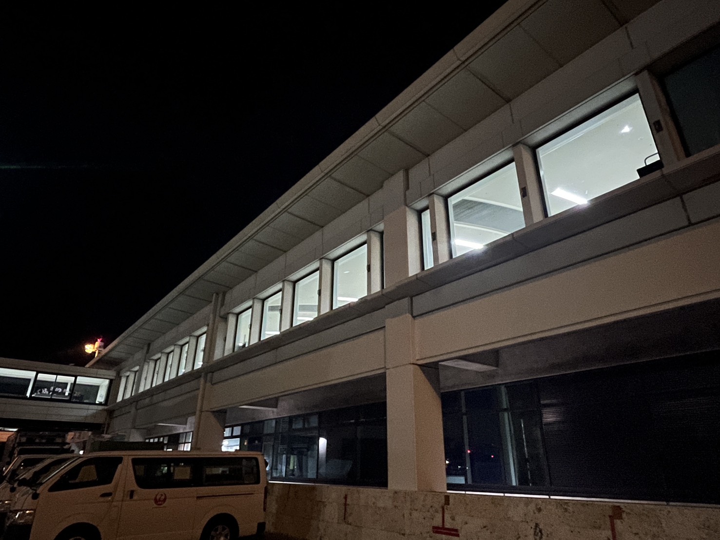0-那覇空港　フィンガー棟遮熱フィルム張り