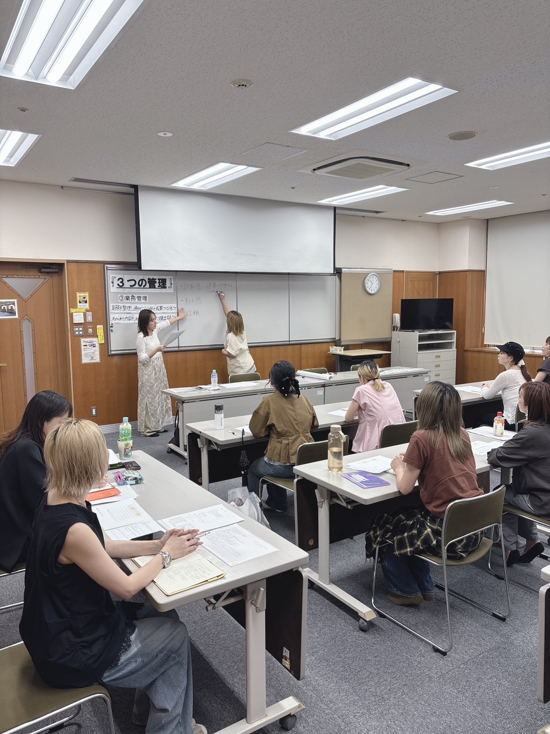 2-定期的に実施するスタッフ研修。