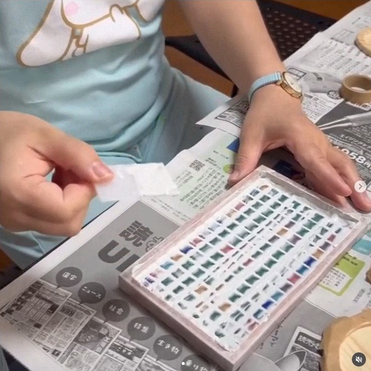 2-ひとつひとつ丁寧に仕上げたモザイクタイルアートの目地詰め作業を行いました！