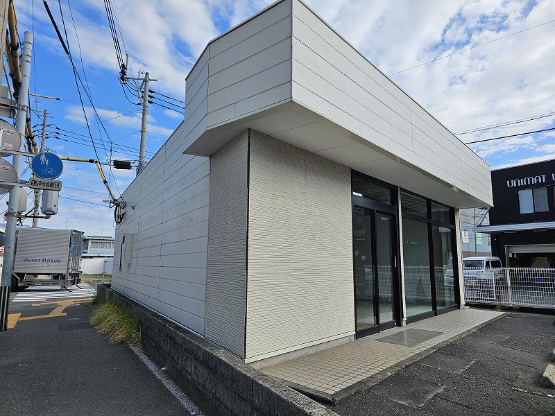 国道沿い、特殊な間取りでの出店（国道225号宇宿店）