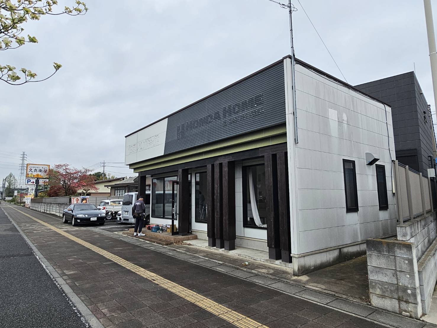 0-県道沿い、景観条例に対応した出店（伊奈町学園店）