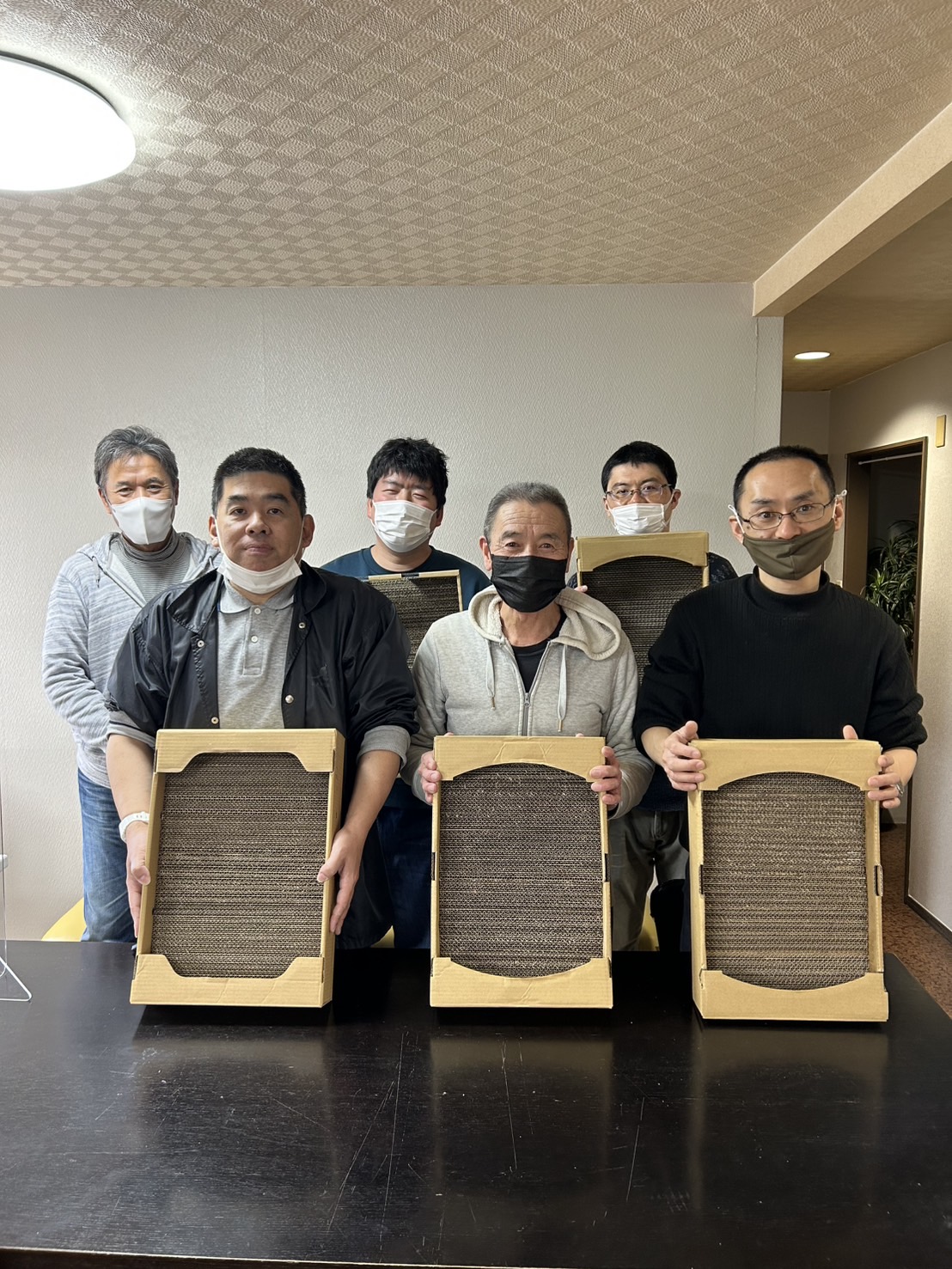 『猫の爪とぎ箱』製作メンバーと完成の記念撮影