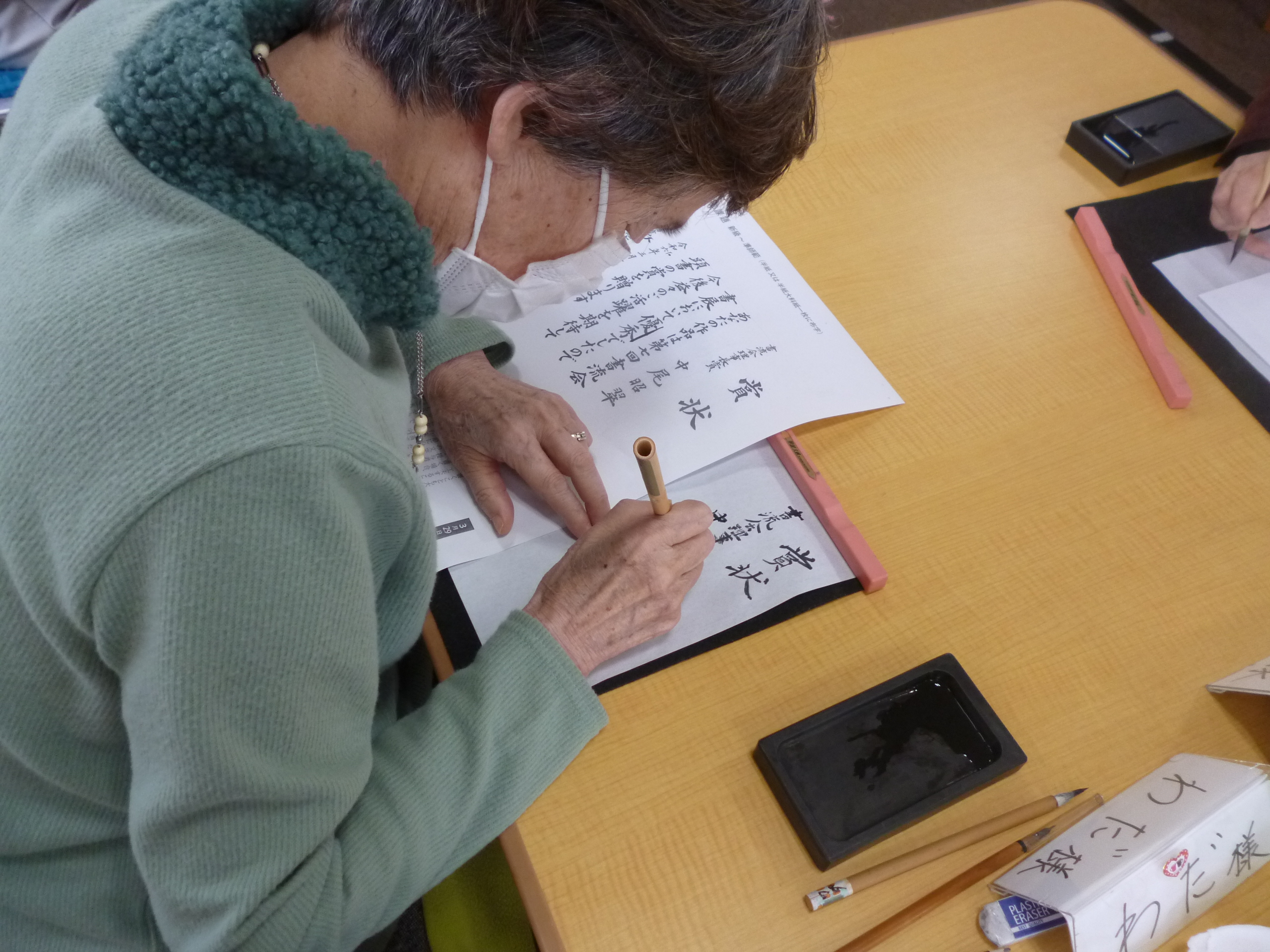 5-月に１回の書道の様子（毎月第４週木曜日）