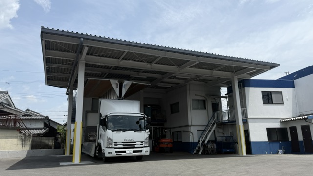 0-本社工場に隣接するトラックヤードを新設。物流・荷役作業の効率化および作業環境の改善を図る。